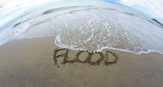 以鱼眼镜头拍摄的海滨上的FLOOD一词图片