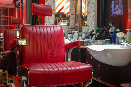 红色椅子的传统男士理发店图片