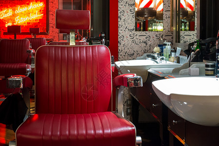 红色椅子的传统男士理发店图片
