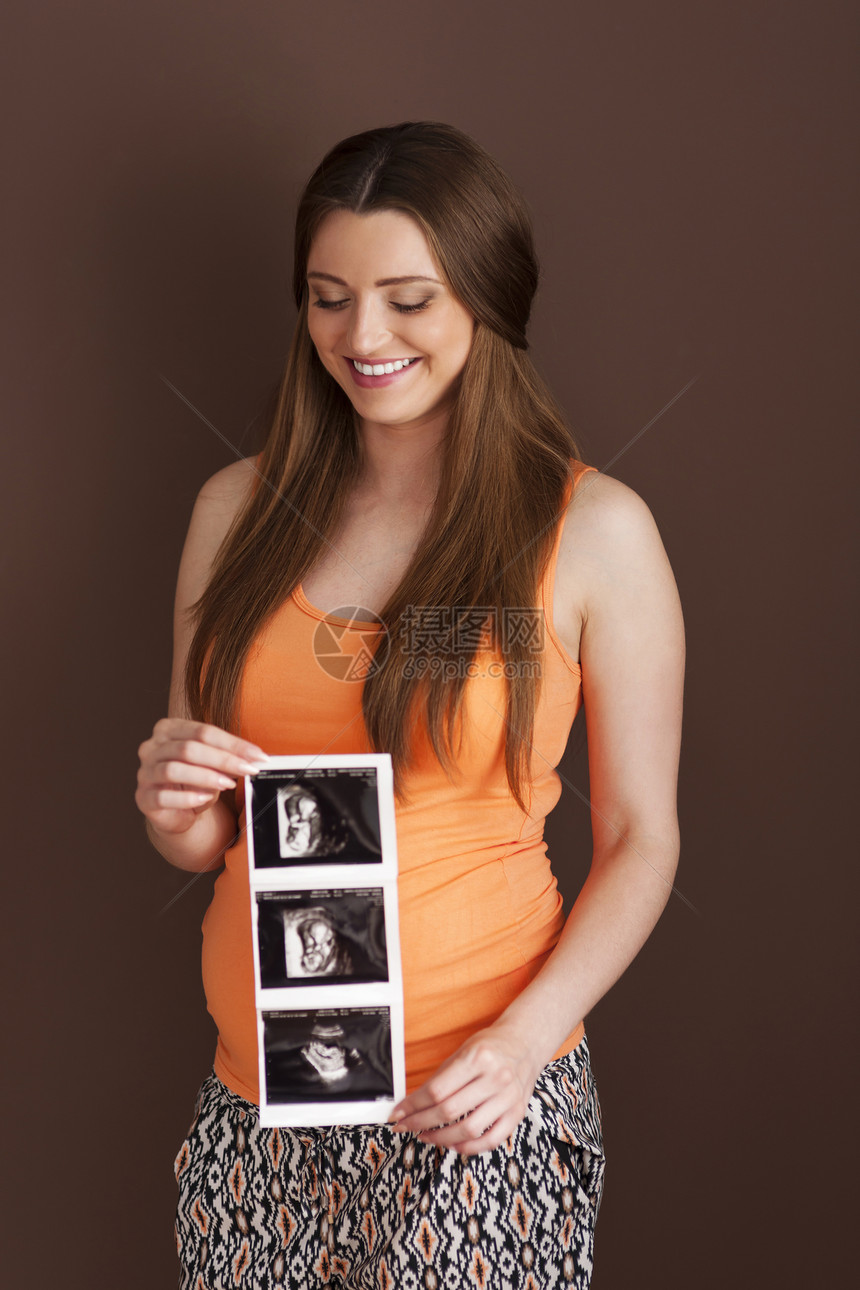 有超声波扫描的可爱的孕妇图片