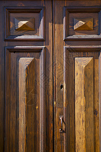 关闭的木门中抽吸的横穿黄铜的棕色面包阳高清图片