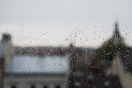 窗口上的雨滴图片