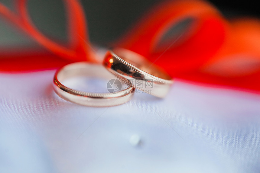 枕形上的金结婚戒指图片