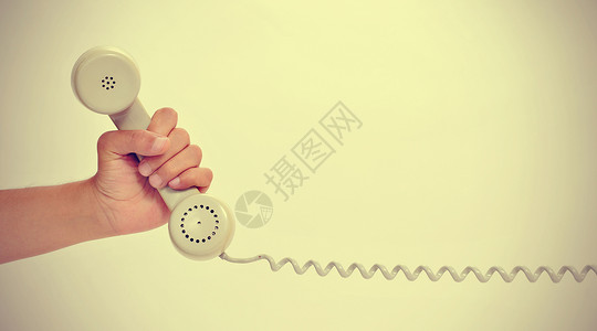 一个人手握着电话的听筒图片