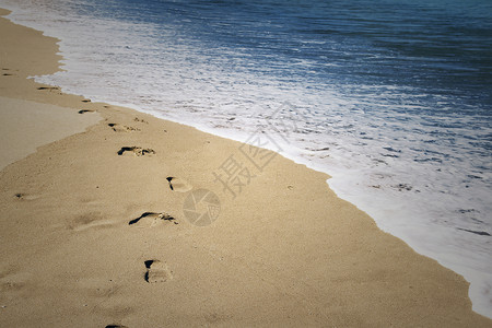 脚印在沙中图片