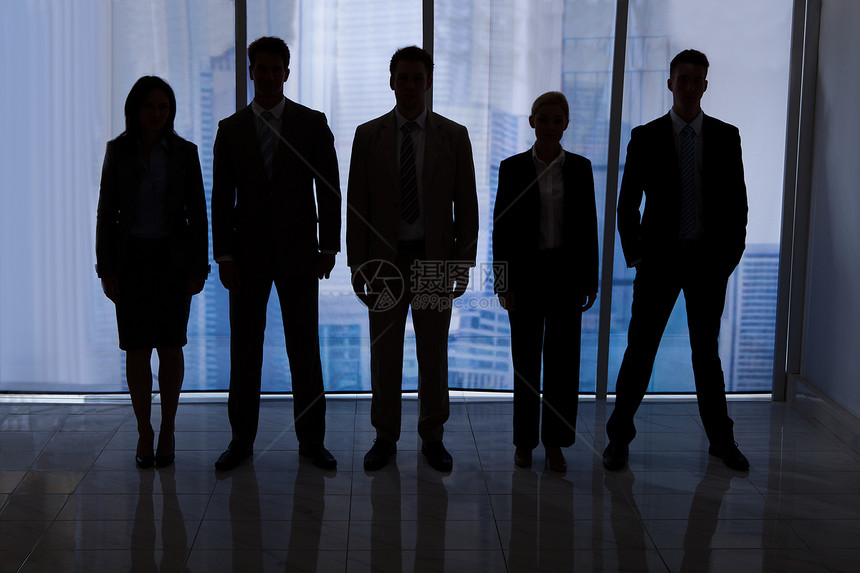 商业人员团队在办公时站在一图片