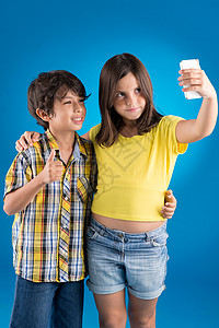 年轻的女孩和男孩在自拍图片