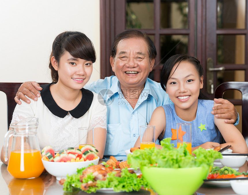 老人和他的两个孙女吃饭图片