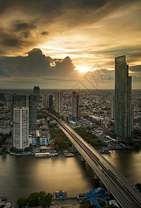 夜间对曼谷市里河的全景Ver图片