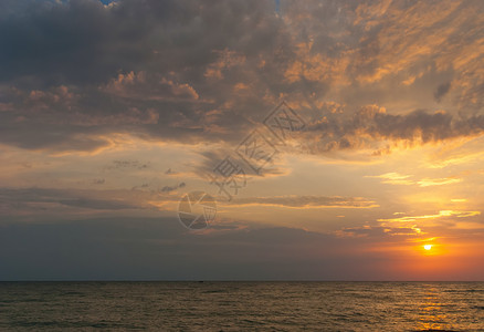 美丽的海景与橙色温暖的日图片