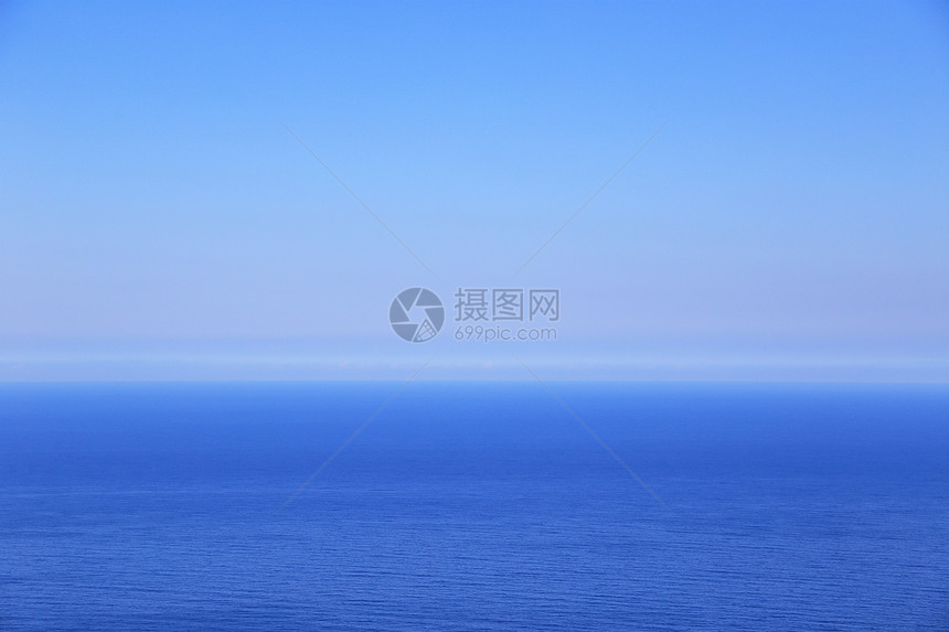 蓝色的大海和天空的地平线背景图片