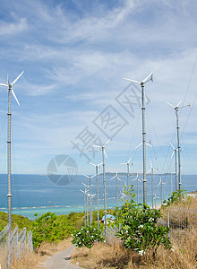 在山上发电的风力涡轮机图片