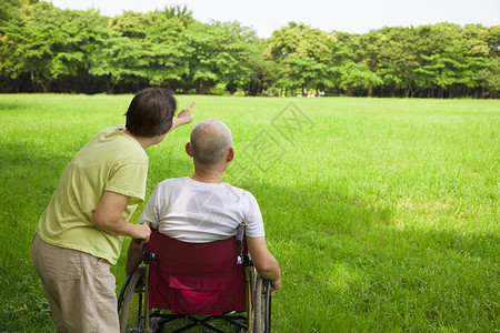 老人和妻子坐在轮椅上图片