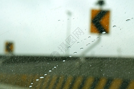 雨中街上的箭头标志散焦图片