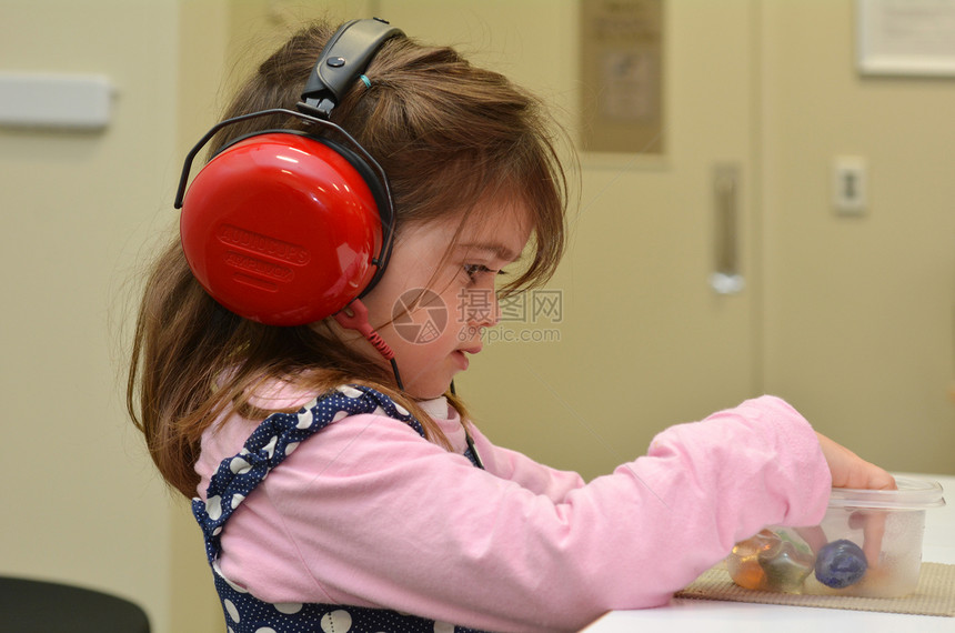 学龄前儿童的听力检查它是由听力技术人员完成的图片