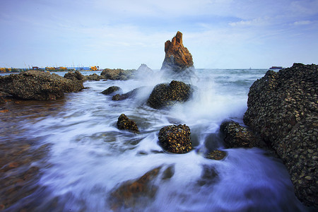 多用途自然背景在岩石使用上喷溅的波浪的图片