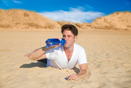 沙漠中口渴的人喝水图片