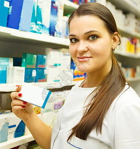年轻女药剂师在药房柜台展示药箱图片