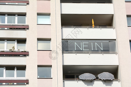 在柏林一栋房子的阳台上背景图片