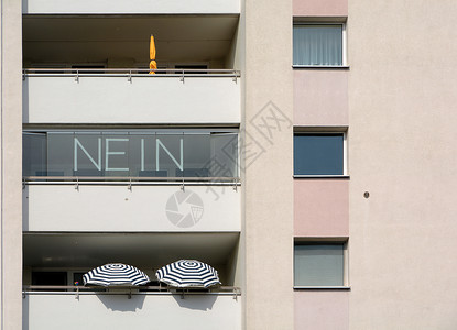 在柏林一栋房子的阳台上图片