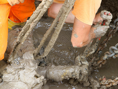 在挖掘中工作的建筑工人将工厂的管道连图片