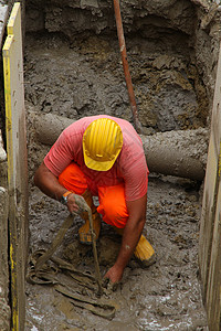 为铺设光纤挖掘道路工程的建筑工人用图片