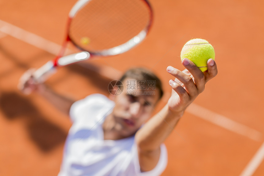 打网球的年轻人图片