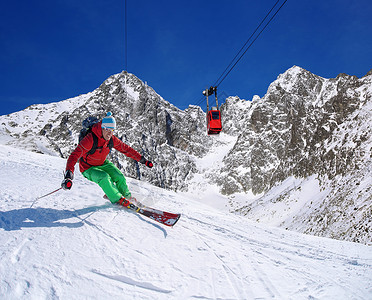 在美丽的白天在高山上滑雪图片
