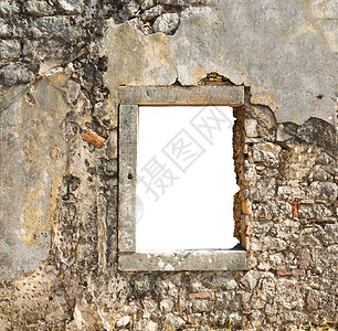 石墙上的旧窗户被白色隔离图片