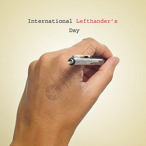 一个男人左手拿着一支笔和一句话国际左撇子手日图片