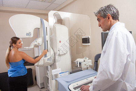 乳腺钼靶医生在检查室对病人进行乳房背景