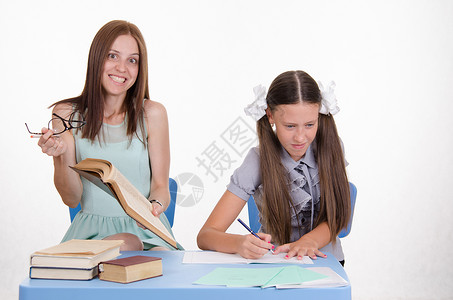老师对坐在他桌子上的学生很气图片