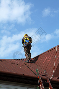 穿着安全带和在屋顶上工作的安全图片