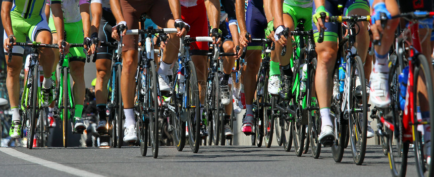 许多骑自行车的人在比赛图片