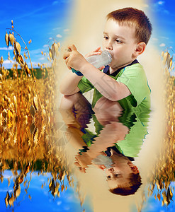 小男孩使用吸入器治疗哮喘过敏的田地成熟图片