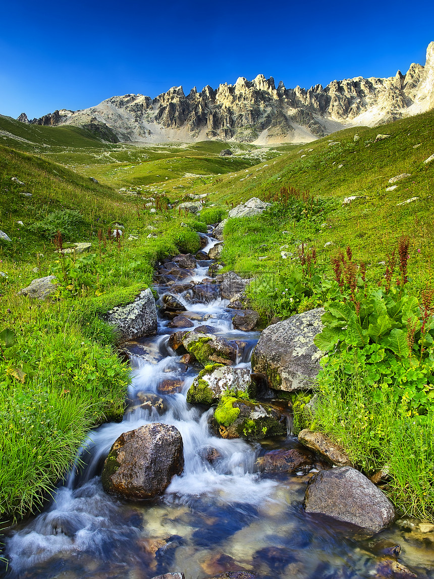 山川流域的河流美图片