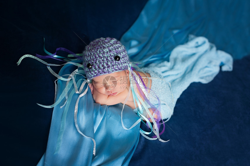 6天大的新生女婴戴着钩形水母帽图片