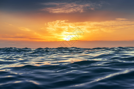 照耀在海浪的日出光图片