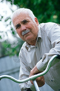 一名在职老年退休男子的肖像背景图片