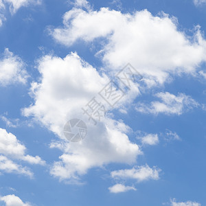 云在天空中晴朗的一天白图片