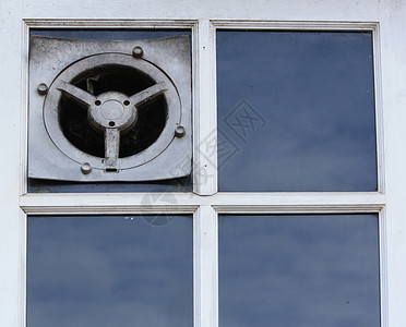 旧电风扇或窗户上的通风机图片