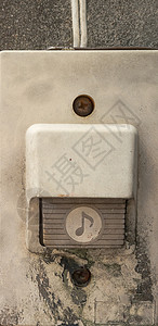 老房子grunge墙上的旧塑料门铃图片