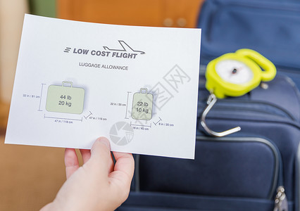 低成本航空公司的行李限制和准备称重的行李图片