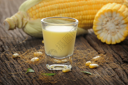 新鲜甜玉米汁玉米图片