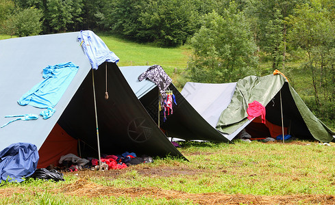 在童子军营地露营帐篷并晾干衣物背景图片