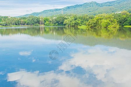 与湖山和蓝天的风景图片