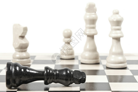 国际象棋游戏中的堕落国王显示游戏结束图片