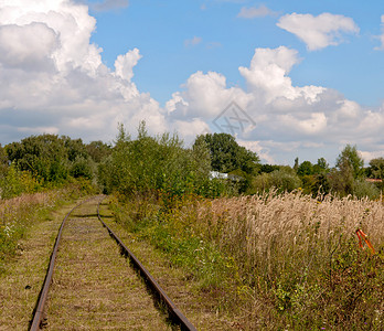 与旧铁路的风景背景图片