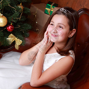 可爱的家庭肖像美丽的小女孩作为一个天使在圣诞图片