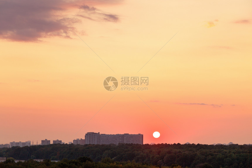 夏季清晨在城市的红日出时太阳升图片